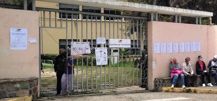 Estudiantes universitarios recibieron ofertas en dólares para votar por precandidatos del PSUV en Mérida Estudiantes universitarios recibieron ofertas en dólares para votar por precandidatos del PSUV en Mérida
