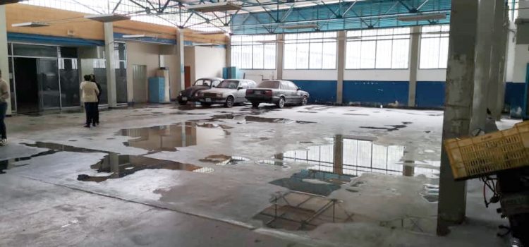 Más de 20 espacios de la ULA se inundan por lluvias y miles de libros están en riesgo Más de 20 espacios de la ULA se inundan por lluvias y miles de libros están en riesgo