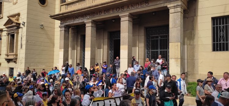 Sueldo de profesores universitarios en Venezuela representa el 1 % de lo que ganaban en 2001 Sueldo de profesores universitarios en Venezuela representa el 1 % de lo que ganaban en 2001